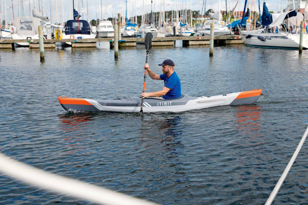 Il kayak gonfiabile è ideale anche per esplorare la baia di ancoraggio più vicina.