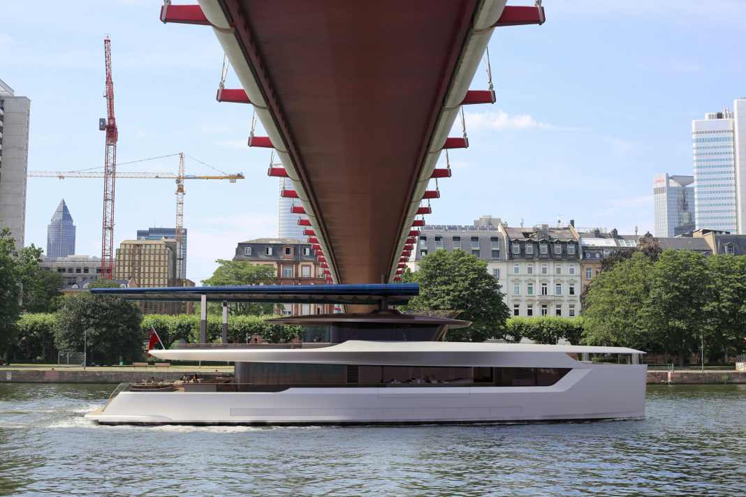 Entrambi gli alberi alari del progetto "Libellula" si inclinano fino a un'altezza libera di ben dodici metri e sono sostenuti da piloni telescopici.