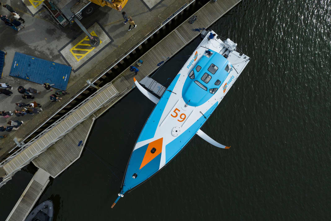 Thomas Ruyants neuer Imoca "For People" wirkt weniger radikal als sein Vorgänger "LinkedOut": vergleichsweise spitz zulaufendes Deck, weit achtern liegendes Cockpit