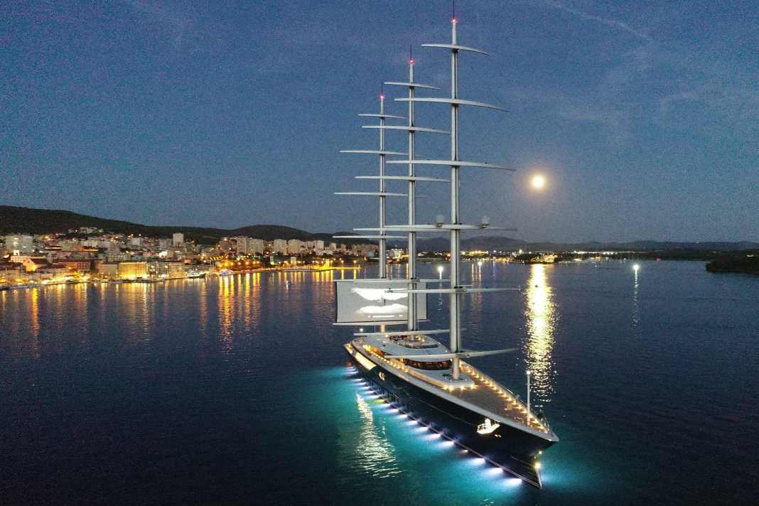 Die 9 mal 14 Meter große Kinoleinwand spannt die Crew an der untersten Rahe des Kreuzmasts auf.