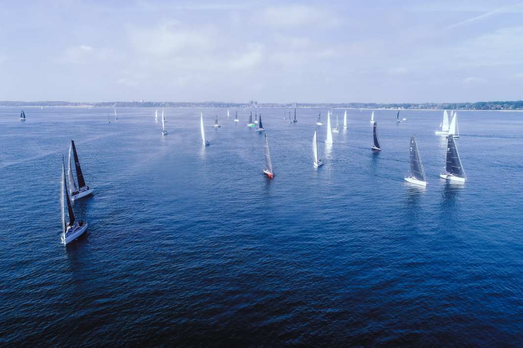 Partenza con vento leggero per la 6a Baltic 500 nello Strander Bucht