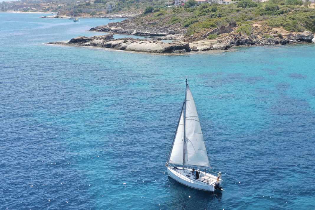 Sensazione mediterranea: Luca Jehle scivola lungo la costa di Cefalonia con il suo "Parsec".