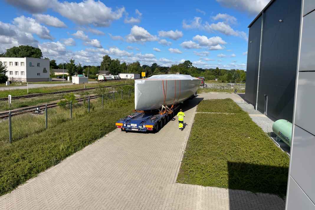 Die Werfthallen von YYachts liegen in Ladebow bei Greifswald. Dort werden derzeit Yachten mit Längen zwischen 60 und 90 Fuß produziert.