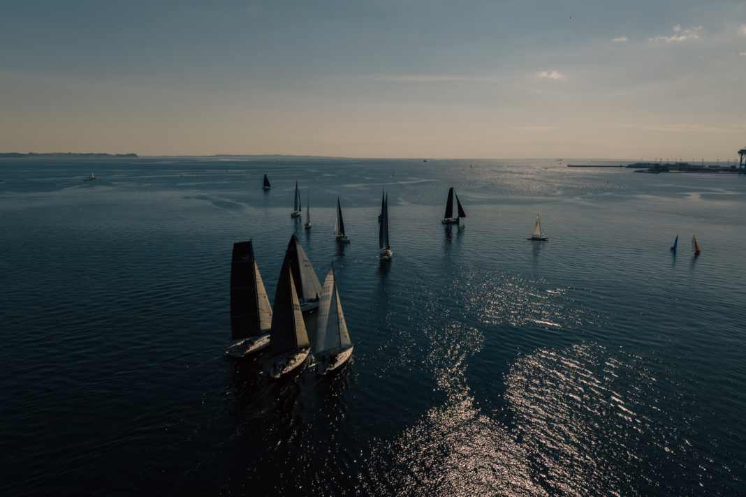 Questa impressione della Garmin Round Denmark Race sembra più che tranquilla, ma la gara può essere molto diversa: il percorso inshore della gara intorno all'arcipelago danese è lungo in totale 680 miglia nautiche.