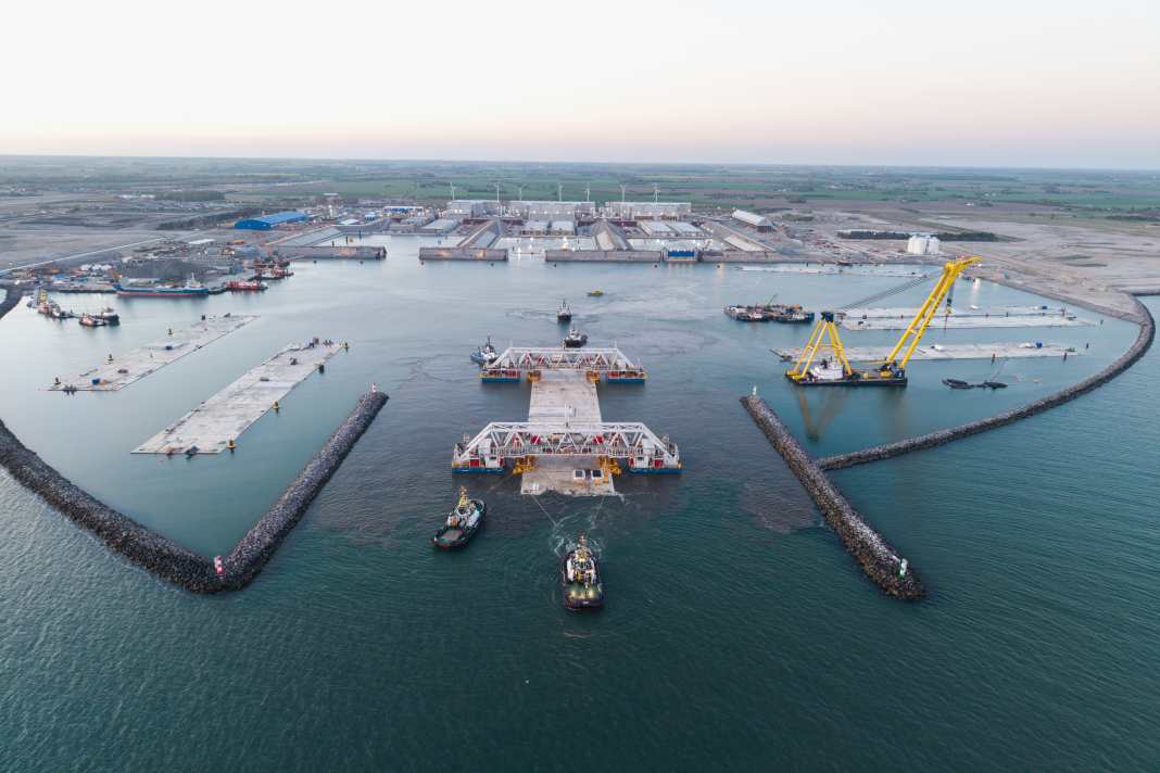 Vor dem Hafen von Rødbyhavn auf der Insel Lolland wird das erste von 89 Tunnelelementen für den Fehmarnbelttunnel abgesenkt.