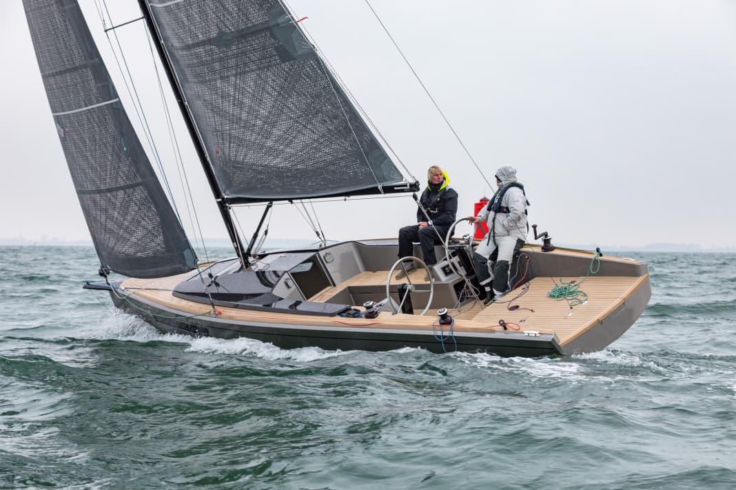 Beautiful, but not perfect. Powerful lines with a negative deck jump and vertical stem. However, the halyard cover is mirror-smooth, the running deck narrow
