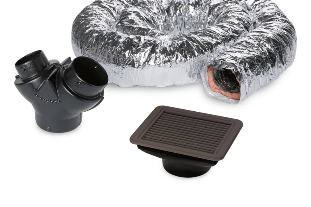 15. Luftschläuche verlegen: Die Anlage verfügt über nur einen Ausgang. Sollen mehrere Kabinen versorgt werden, ist ein Y-Stück nötig, das den Luftstrom teilt