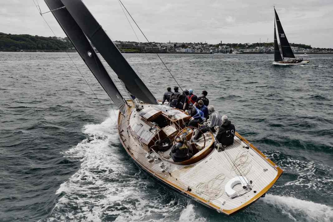 "Flight of Durgan" insegue "Happy Forever", entrambi Spirit R52