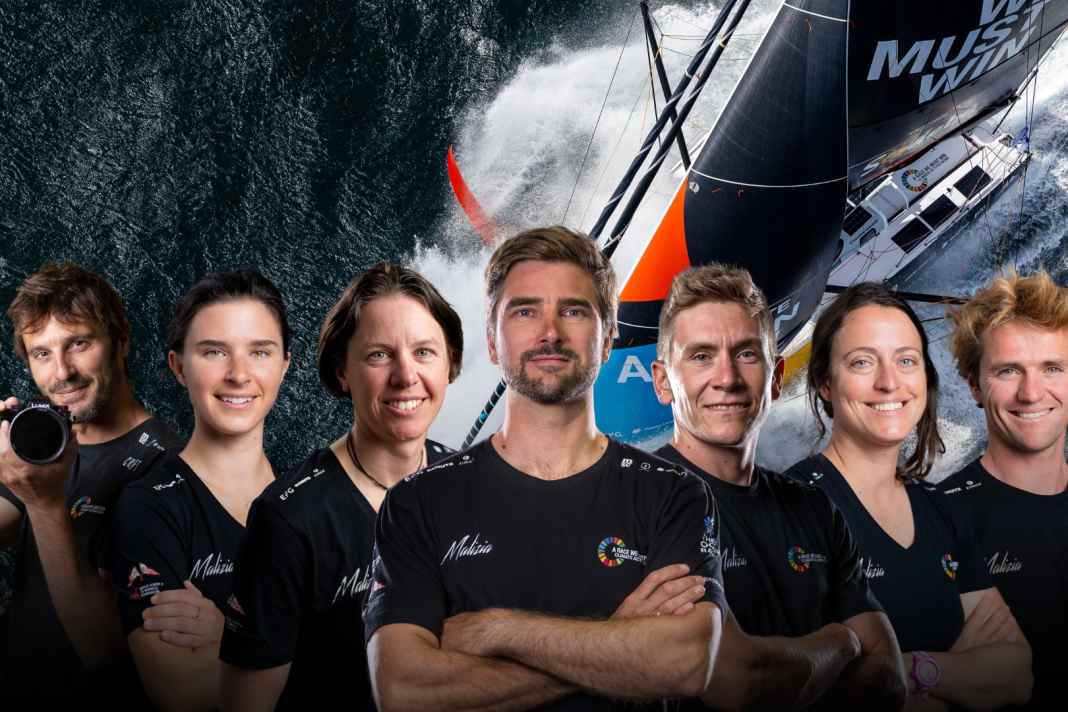 Team Malizias Crew fürs Ocean Race Europe (v.r.n.l.): Flore Hartout (Anbord-Reporterin), Loïs Berrehar, Justine Mettraux, Will Harris, Boris Herrmann, Francesca Clapcich, Cole Brauer, Antoine Auriol (Anbord-Reporter).