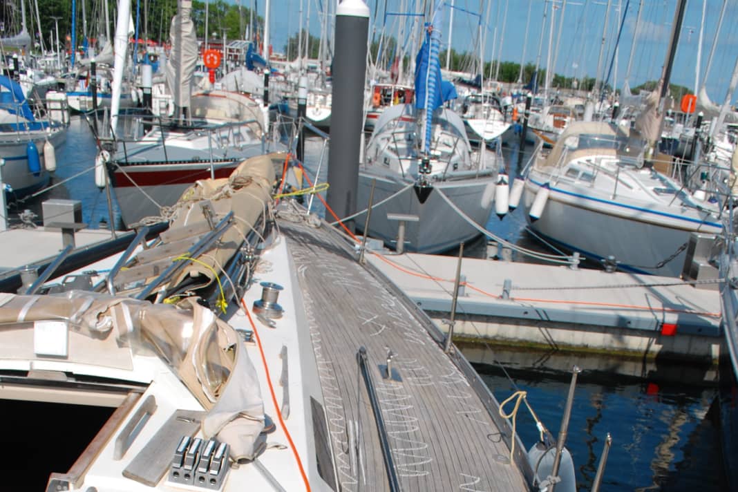 At home, the "Baltic" reveals the need for renovation. The teak deck needs to be replaced