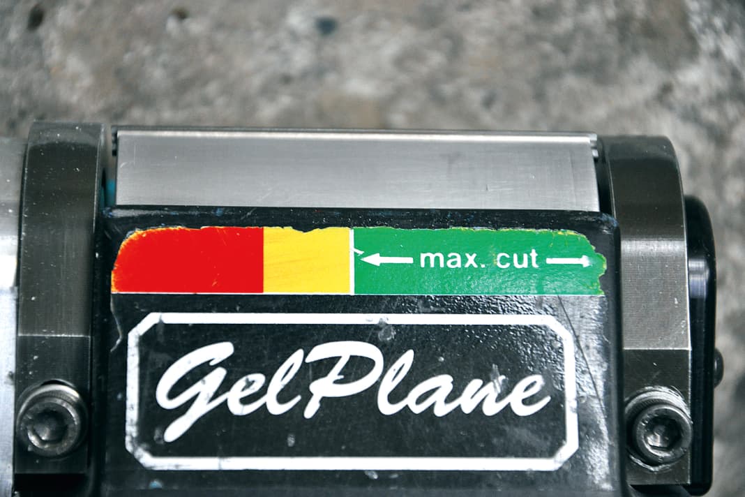 1. the GelPlane only planes on half the surface. The cutting depth is set on the right-hand jaw, the left-hand jaw lies flat