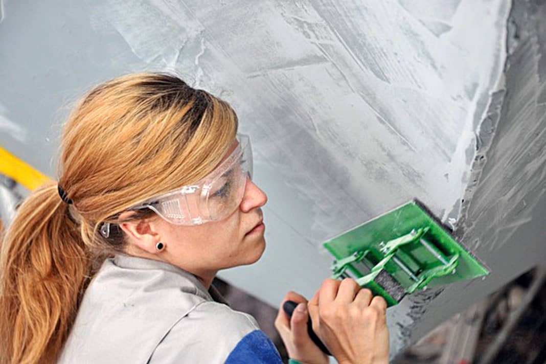 1. Wenn Übung beim Spachteln fehlt, ist viel Nacharbeit nötig. Die besten Ergebnisse werden mit einem Schleifbrett erzielt