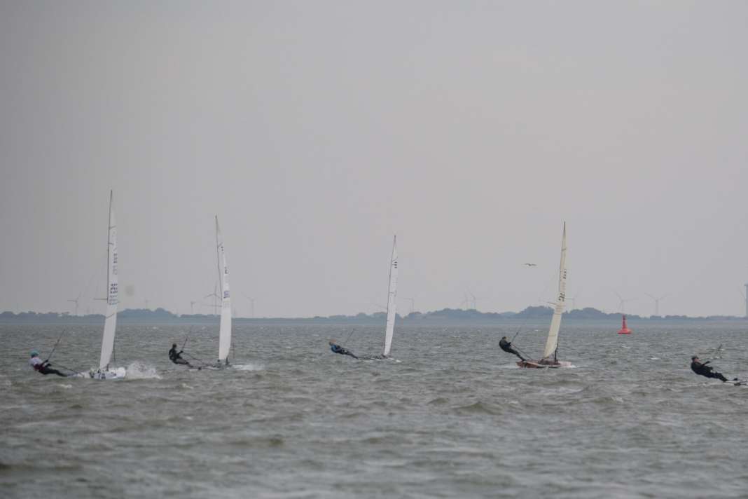 The Contender 2026 IDM took place off Norderney; the rough North Sea conditions posed a challenge to the dinghy sailors with strong winds, waves and currents.