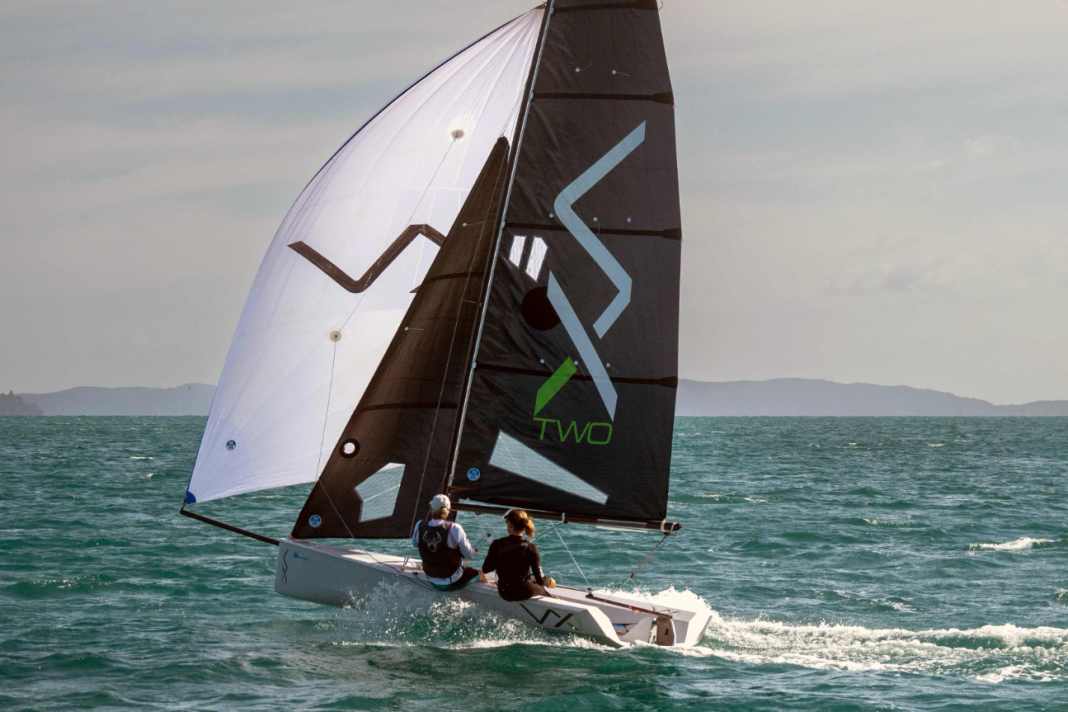 Ce poids plume offre une surface de voile généreuse. Une vitesse élevée et un plané précoce sont ainsi garantis.