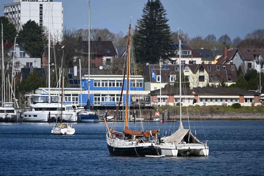 Im Plüschowhafen liegen das ganze Jahr über Boote vor Anker.