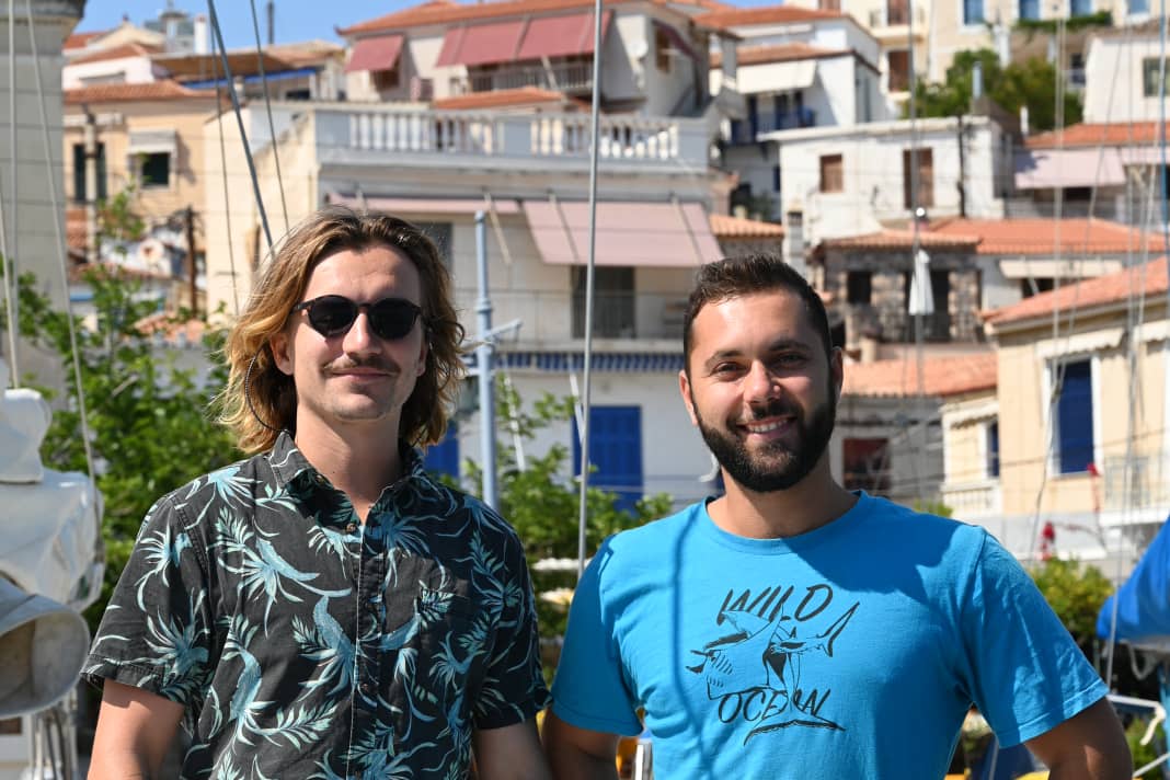 Vince e Tim stanno in piedi soddisfatti sulla loro "Arrya".