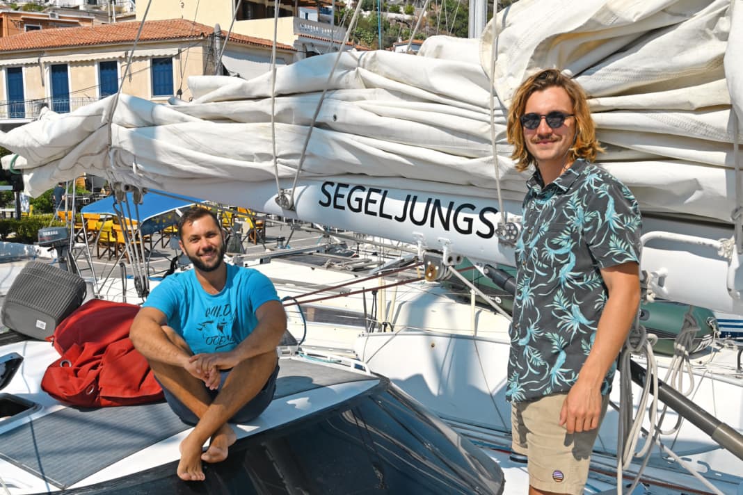 Tim Hund (l.), 25, and Vincent Goymann, 23, on their "Arrya" in Greece
