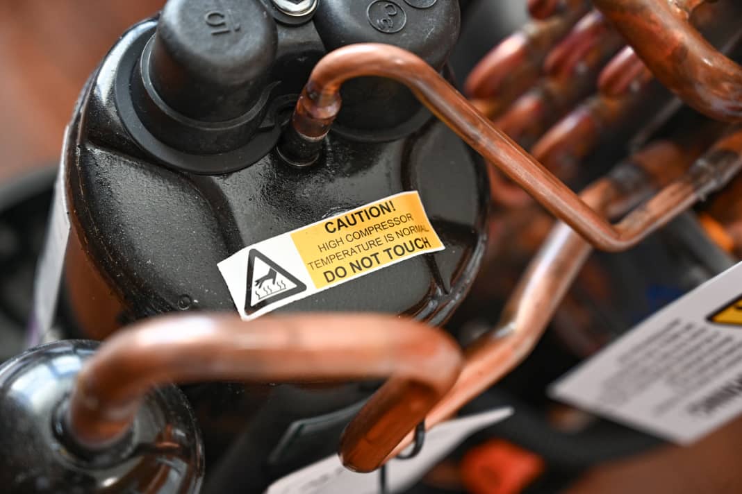 Compresseur : tout comme le réfrigérateur, il comprime le fluide frigorigène, qui est en fait un gaz, afin de le liquéfier. La chaleur générée par la compression est évacuée par l'échangeur de chaleur.