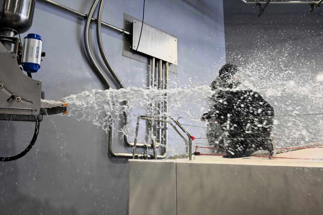 La serie Offshore Pro di Decathlon è stata ampiamente testata nella Raining Room, un simulatore di onde e pioggia. 450 litri all'ora per metro quadro possono colpire il prodotto.