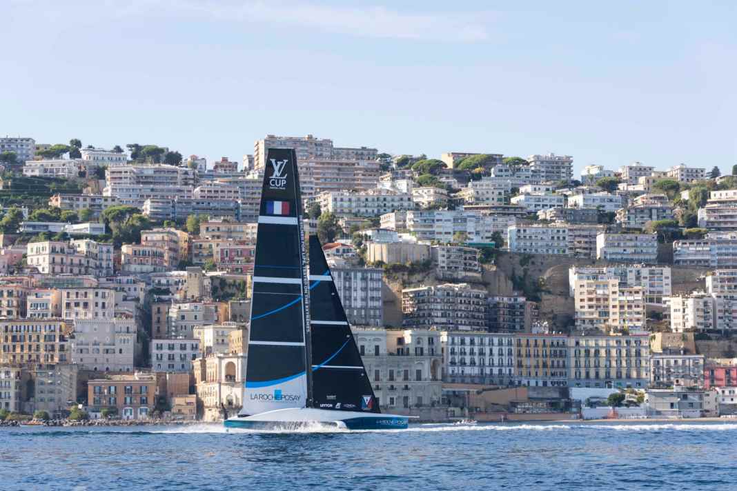 Das La Roche-Posay Racing Team trainiert seit dem 19. Oktober mit der ersten AC75 in der Bucht von Neapel.