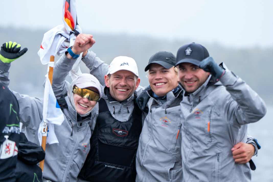 Rain? Never mind! Here, the NRV crew are celebrating their club’s ninth league title since 2013.