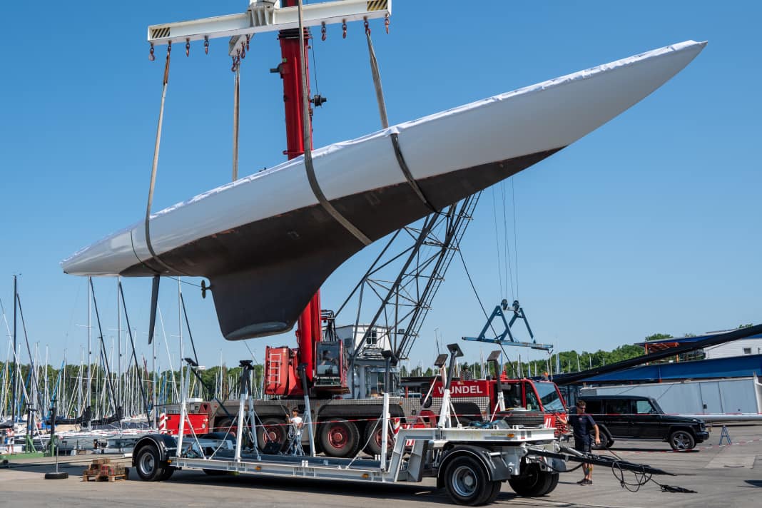 Avec ses 19 mètres de long, Argo est un yacht impressionnant. Ici, il est chargé sur le gravière Ernst pour accompagner le Rundum 2023.