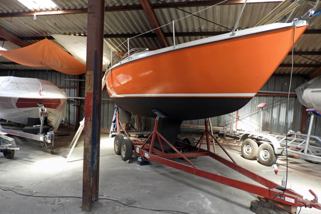 Das Überwasserschiff ist mit der durablen AWL-Grip-Farbe lackiert