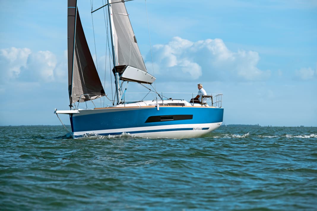 The hull is the same as the previous model, with minor modifications. The bowsprit is new