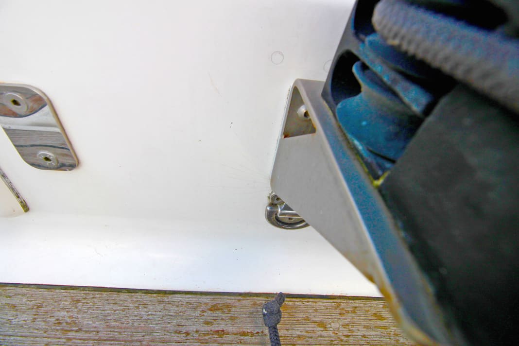 Gelcoat: The owner has converted the Traveller. However, the walls of the forecastle box are not up to the load and the gelcoat shows cracks. Check for damage around the fittings and railing supports