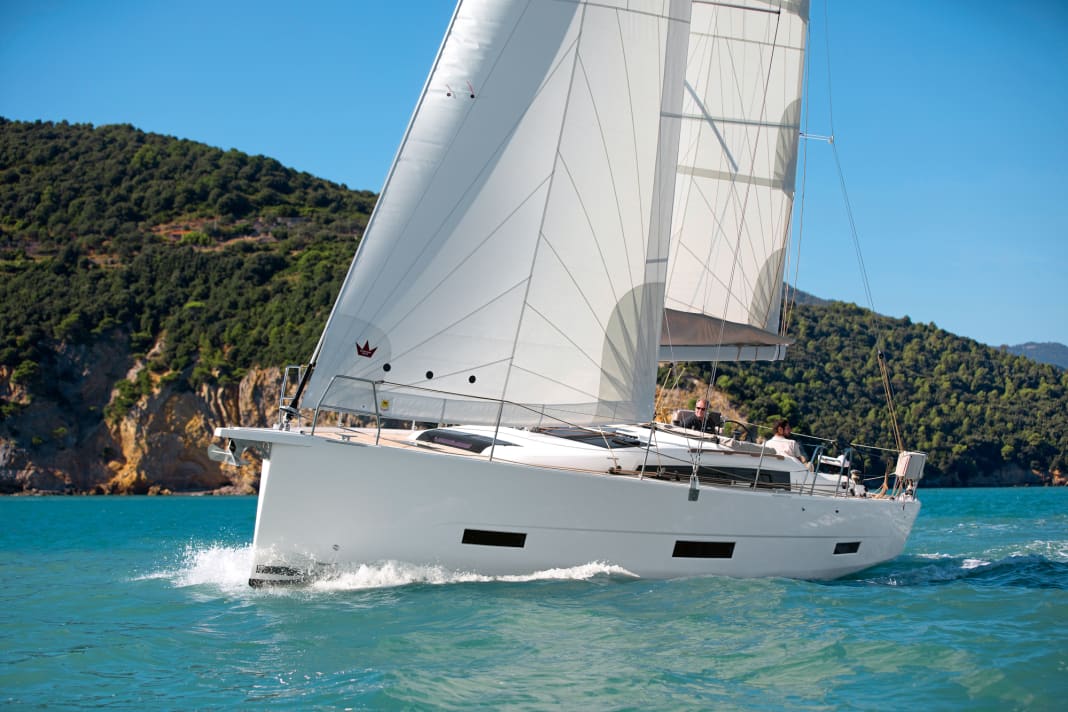 Con fascino. Le numerose e ampie finestre e il moderato gradino di coperta mimetizzano l'enorme volume dello scafo.