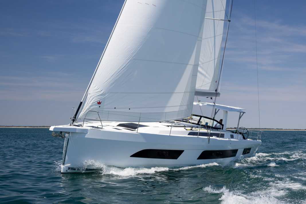 Nel test effettuato al largo di La Rochelle, la grande Dufour ha dimostrato prestazioni di navigazione sorprendentemente buone, anche con la randa avvolgibile e semplici vele in Dacron.