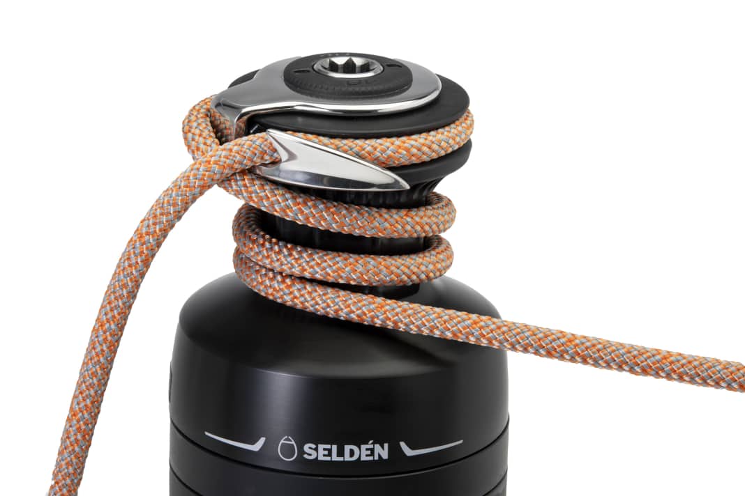 The E40rev from Selden can fetch and fieren electrically, each with two gears.