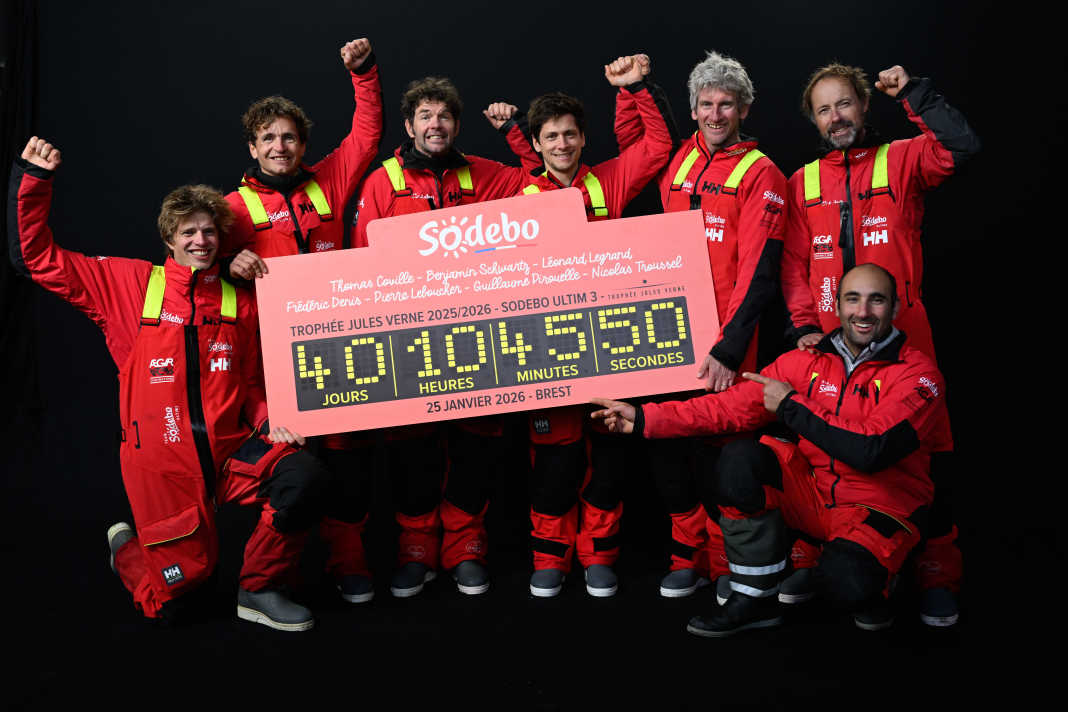 Thomas Coville e i suoi "Sodeboys" mostrano il tempo da battere nel futuro nella battaglia per il Trofeo Jules Verne per la più veloce circumnavigazione del mondo senza scalo da parte di un equipaggio.