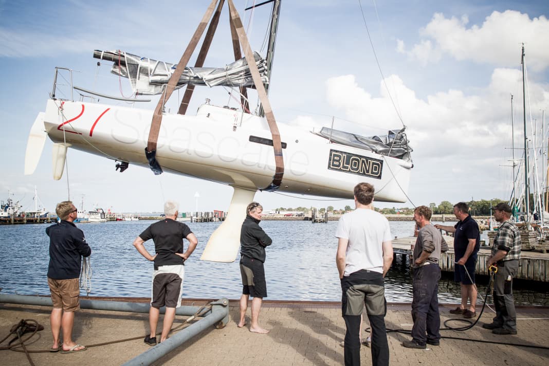 Eine typische Situation beim Kranen mit Gurten direkt am Haken. Der Schwerpunkt des Bootes lässt sich nur schwer finden