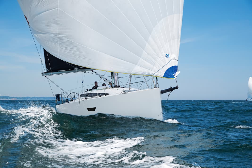 Elan E4: Gut gelungener Kompromiss von starken Segelleistungen und viel Wohnlichkeit zum Tourensegeln. Standard mit T-Kiel und zwei Ruderblättern. Innenausbau wahlweise mit zwei oder drei Kabinen. Rumpflänge 10,60 m; Breite 3,50 m; Gewicht 5,1 t