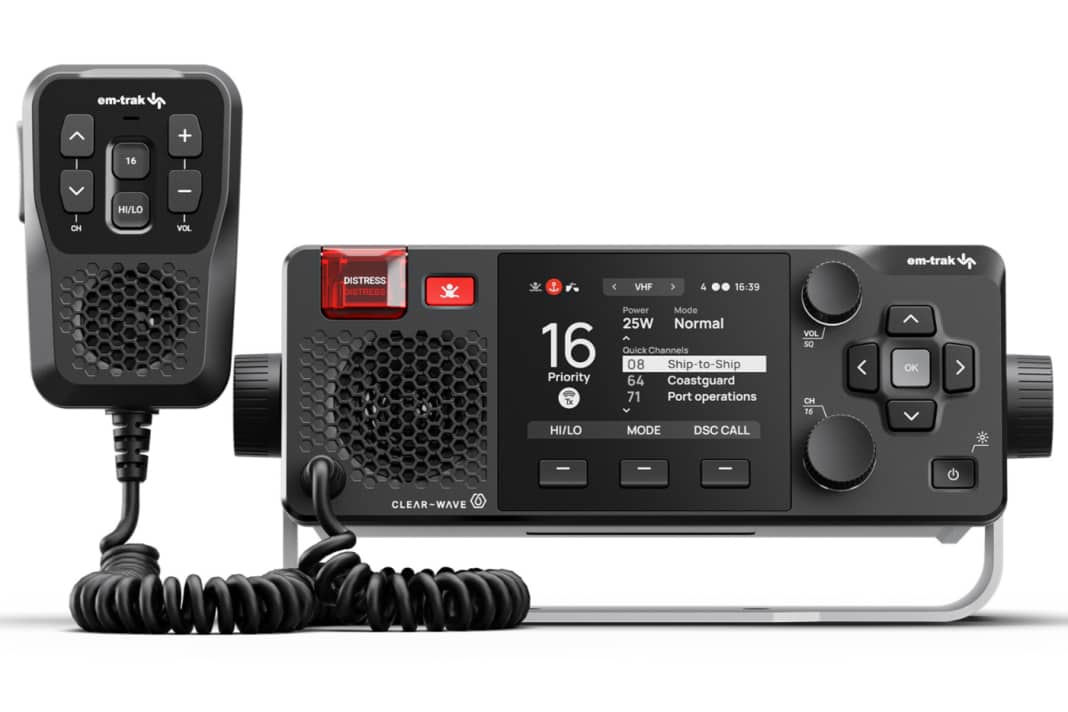 L'X100 di Em-Trak è un sistema radio marino VHF con transponder AIS integrato.