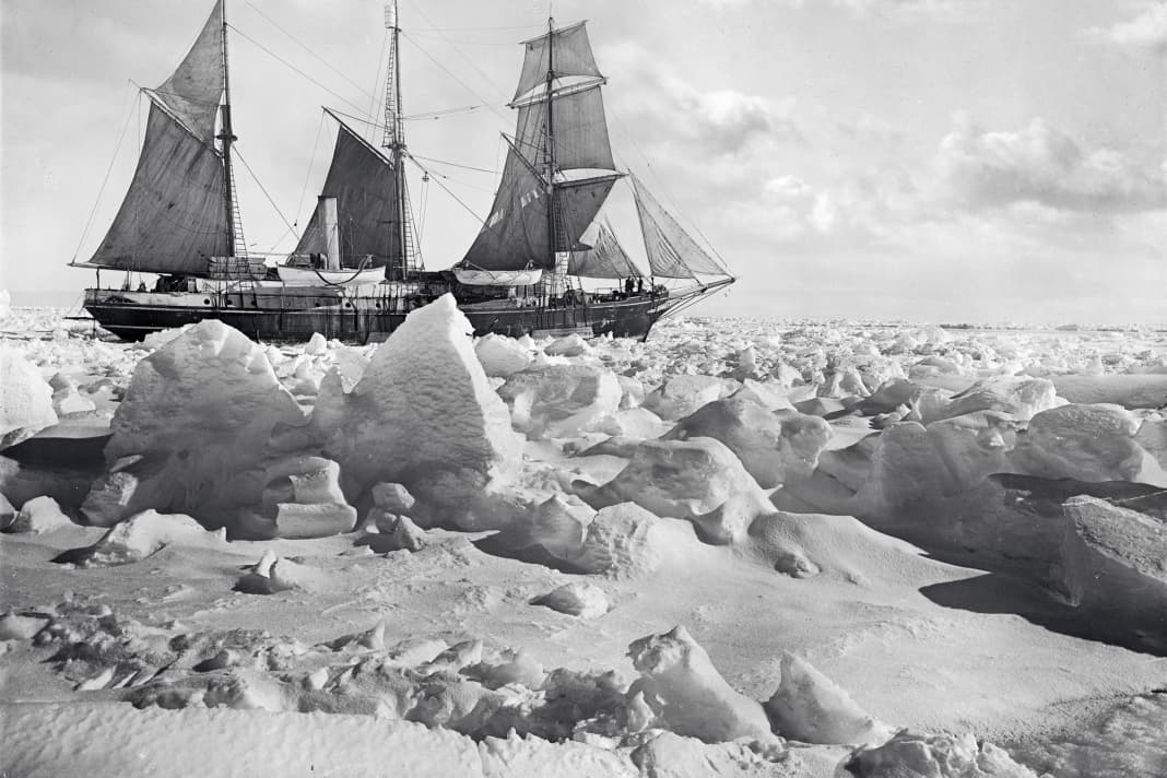 The schooner barque ploughs through the ice. No one yet realises what will happen