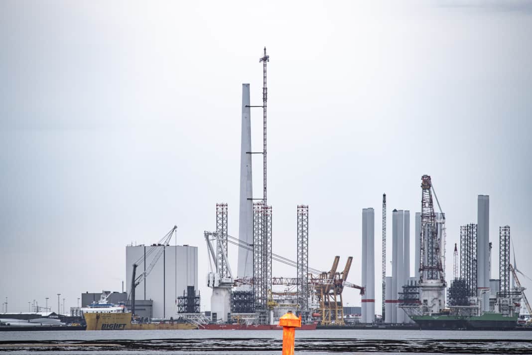 From the scaffolding, the chimney of the decommissioned coal-fired power station in Esbjerg, which soars 250 metres into the sky, is being dismantled piece by piece.