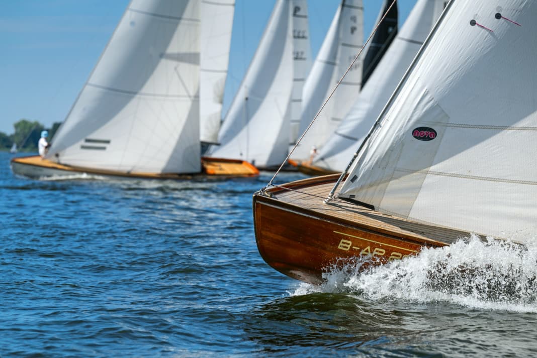 Am Start ist das Feld noch vereint. Nur kurz darauf teilt es sich in Alt und Jung. Eine Besonderheit der 45er