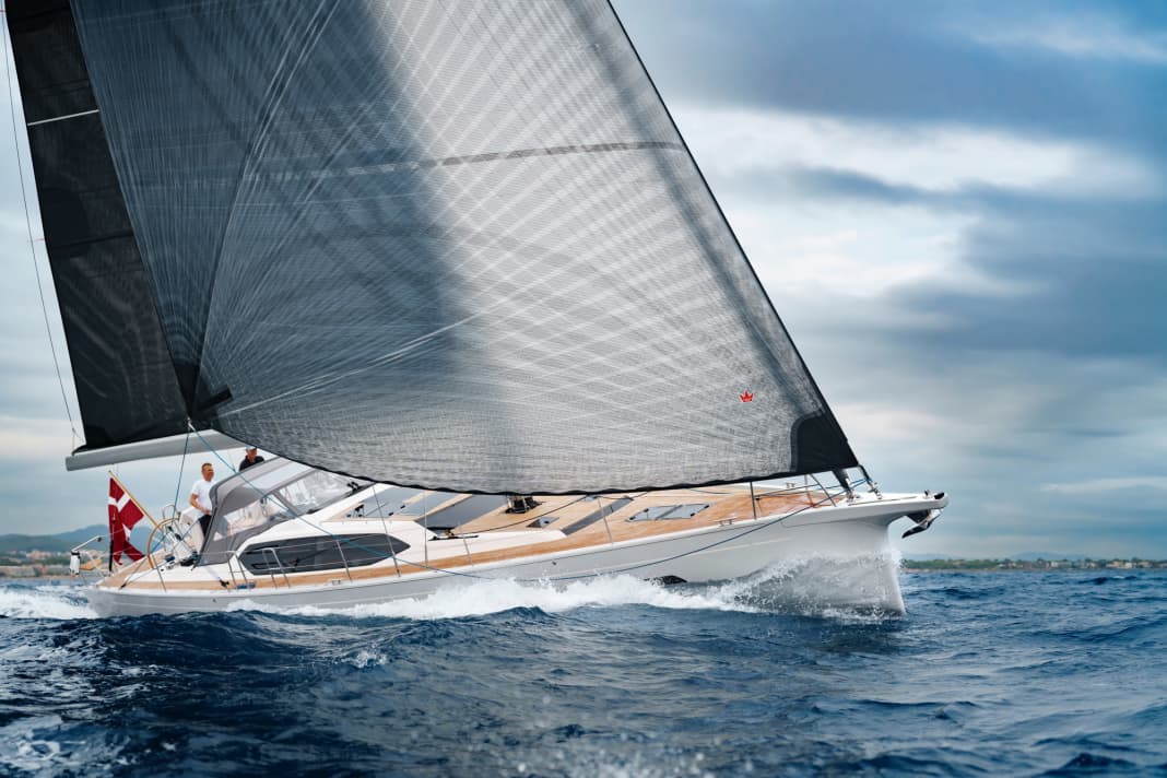 Sous le vent, la carène, habituellement très haute, semble dynamique. Et c'est ainsi que navigue la pionnière de la nouvelle gamme XC