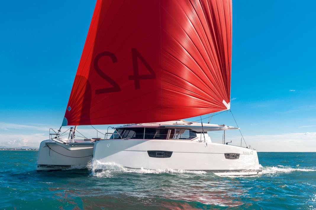 Astréa 42: voluminosa barca da turismo di Fountaine Pajot. La postazione di guida è rialzata lateralmente e c'è anche un ampio pozzetto anteriore.