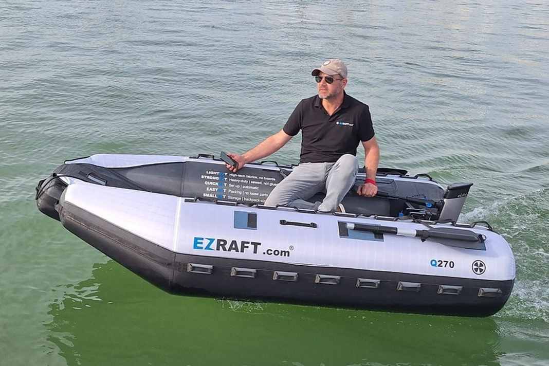 Die neuen Q-Modelle von EZ-Raft bieten eine Plicht, wie bei herkömmlichen Dingis. Deutlich leichter sollen sie dennoch sein. Hier im Bild das Q270.