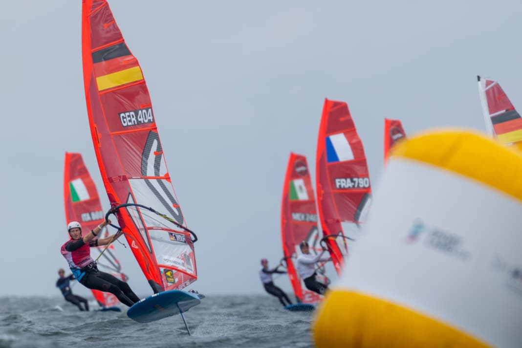 Hier rauscht Kieler-Woche-Sieger Fabian Wolf über den Kurs.