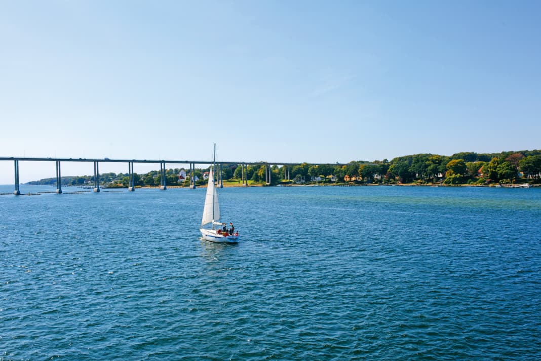 Blick auf die Svendborgsund-Brücke, die in luftiger Höhe auch mit dem Fahrrad befahrbar ist