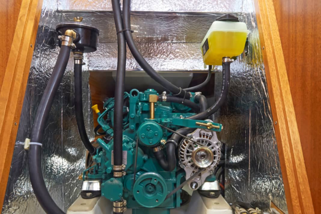 Machine motrice : contrôle visuel de la machine et important : avant et après l'essai de conduite, il est conseillé de jeter un coup d'œil sur le tableau de bord du moteur !