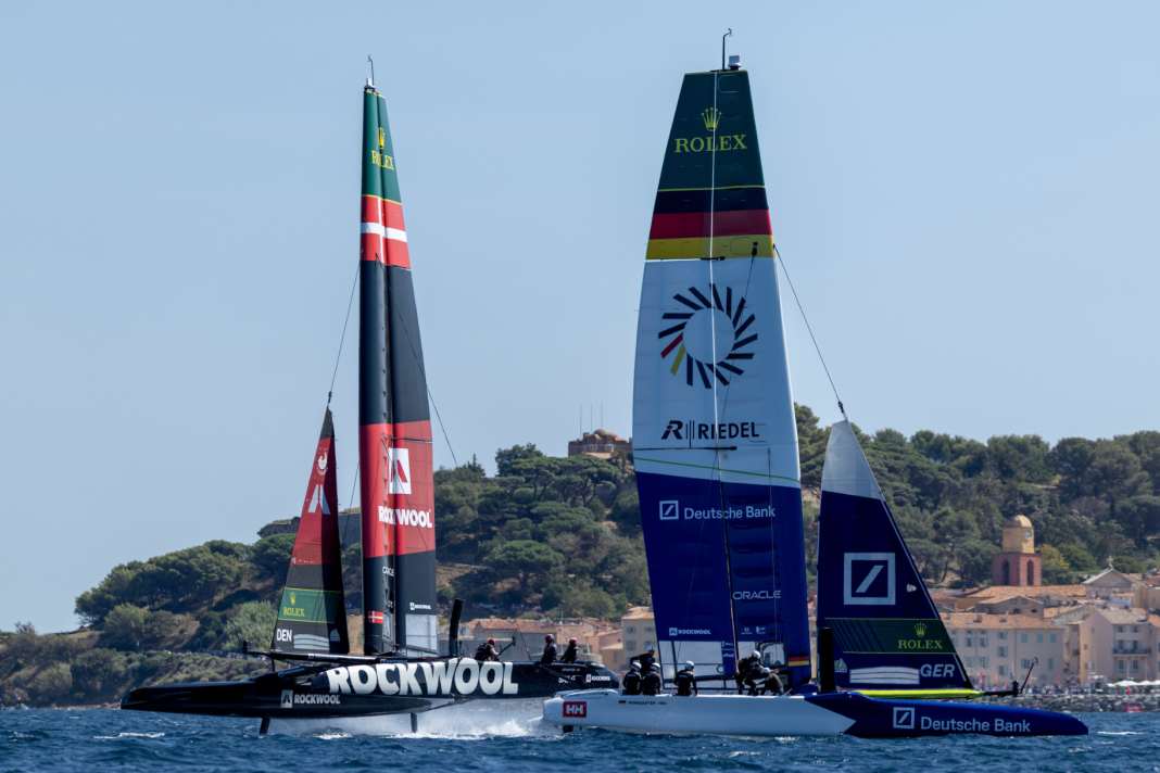 Team Germany und Rockwool Denmark vor der Kulisse von Saint-Tropez.