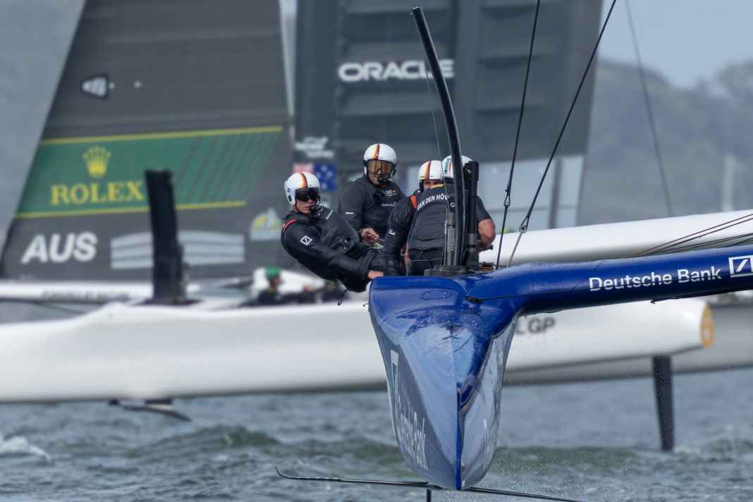 Il Germany SailGP Team attacca al largo di San Francisco con il timoniere Erik Heil al timone.