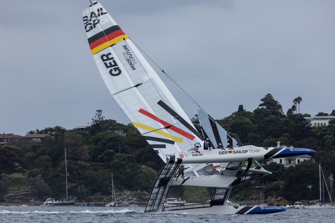Kurz in Not: das Germany SailGP Team mit Fahrer Erik Heil nach verunglückter Tonnenrundung in Rennen 2