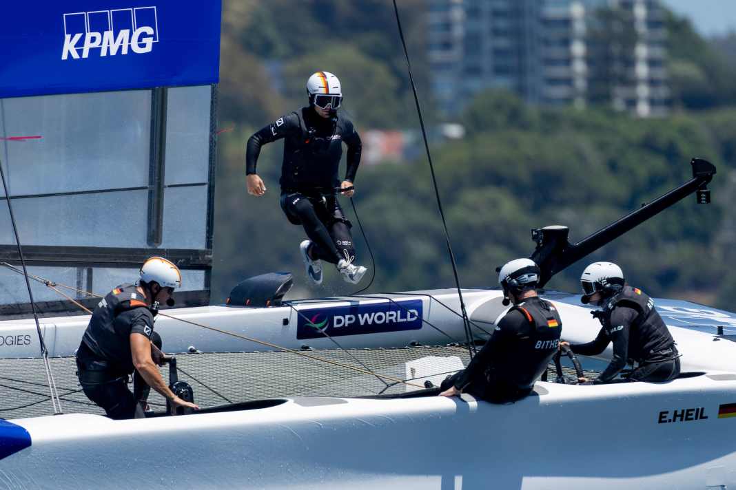 Steuermann Erik Heil und das Germany SailGP Team beim Trainingsrennen im Sydney Harbour