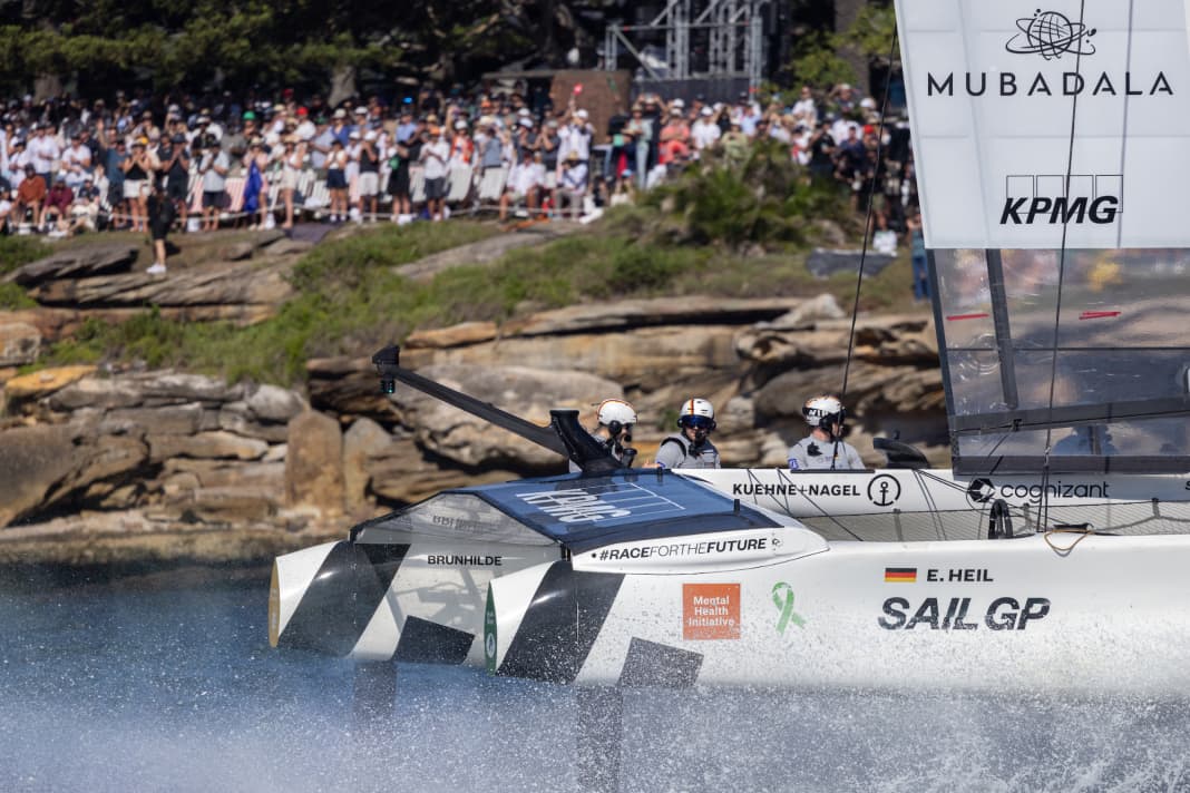L'équipe Germany SailGP, menée par Erik Heil, passe devant les fans en liesse de Genesis Island en route vers sa première victoire dans la Formule 1 de la voile.